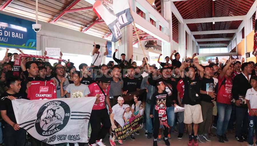 Ratusan suporter Serdadu Tridatu memadati terminal domestik Bandara Internasional Ngurah Rai, Denpasar, untuk menyambut tim Bali United yang telah memastikan gelar juara Liga 1, Selasa (03/12/19). Copyright: © Nofik Lukman Hakim/INDOSPORT