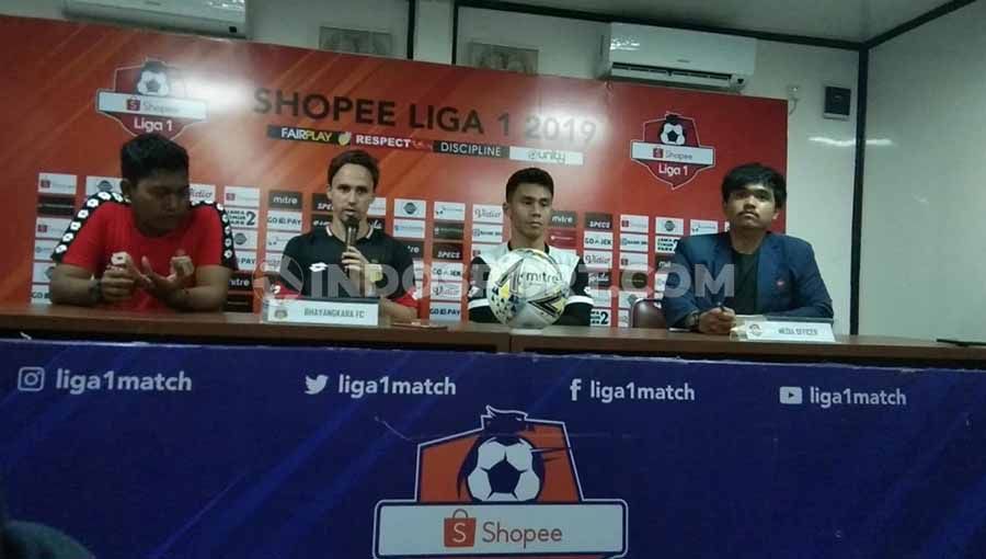 Pelatih Bhayangkara FC, Paul Munster (kedua kiri) mengaku sudah tidak sabar menjamu Persija Jakarta di pekan ke-30 Liga 1 di Stadion PTIK, Jakarta Selatan, Rabu (04/12/19). Copyright: © Zainal Hasan/INDOSPORT