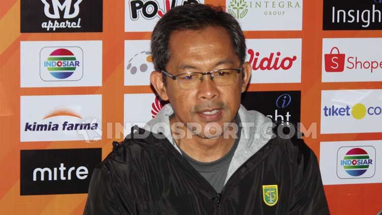 Pelatih Persebaya Surabaya, Aji Santoso, dalam konferensi pers usai laga Liga 1 2019. Copyright: © Fitra Herdian/INDOSPORT