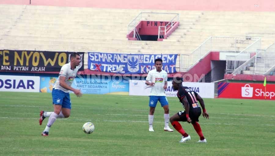 Laga pertandingan antara Persipura Jayapura vs PSIS Semarang pada Shopee Liga 1 di Stadion Gelora Delta, Sidoarjo, Rabu (04/12/19). Copyright: © Alvin Syaptia/INDOSPORT