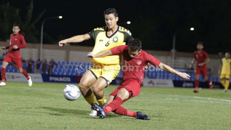 Egy Maulana Vikri berduel dengan pemain Timnas Brunei dalam laga SEA Games 2019, Selasa (03/12/19). Copyright: © Ronald Seger Prabowo/INDOSPORT