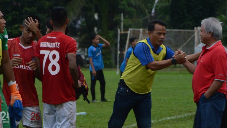 Pelatih Karo United, Ansyari Lubis, menjelang pertandingan Liga 3 2019. Copyright: © Aldi Aulia Anwar/INDOSPORT