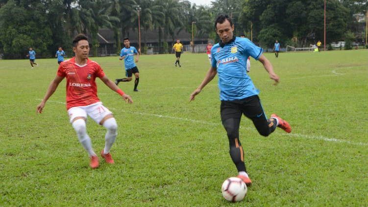 Karo United (baju merah) berhasil melaju ke putaran nasional Liga 3 usai menang agregat 3-2 atas PSLS Lhokseumawe (baju biru). Copyright: © Aldi Aulia Anwar/INDOSPORT