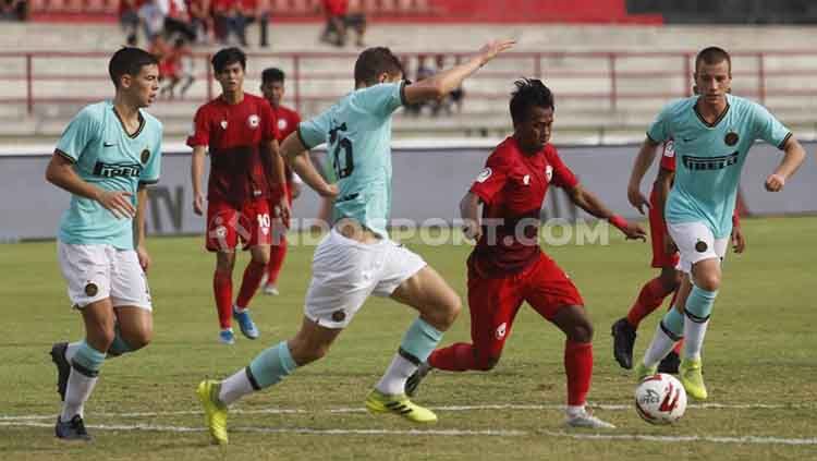 Winger Indonesia U-20 Allstar, Supriyadi berusaha melewati hadangan pemain Inter Milan U-18 dalam laga Bali U-20 International Cup 2019 di Stadion Kapten I Wayan Dipta, Gianyar, Kamis (5/12/19). Copyright: © Nofik Lukman Hakim/INDOSPORT