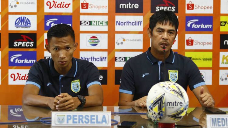 Nilmaizar dan Eky Taufik saat pre match press conference Liga 1 PSM Makassar vs Persela Lamongan. Copyright: © Media PSM Makassar
