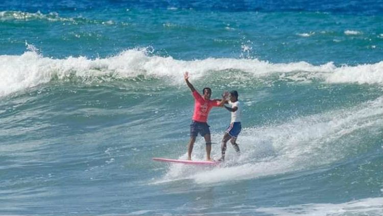 Peselancar Filipina,Roger Casugay, menolak dianggap pahlawan usai menyelamatkan Arip Nurhidayat selaku wakil Indonesia di cabor surfing SEA Games 2019. Copyright: © pia.gov.ph