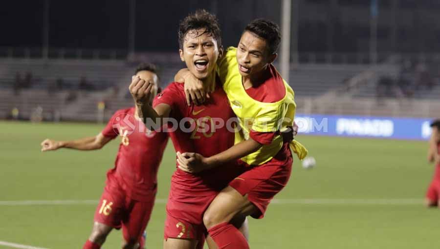 Kebahagiaan Timnas Indonesia U-23 tumpah ruah saat berhasil mengalahkan Myanmar di Semifinal SEA Games 2019 hari ini, Sabtu (07/12/19). Copyright: © Ronald Seger Prabowo/INDOSPORT