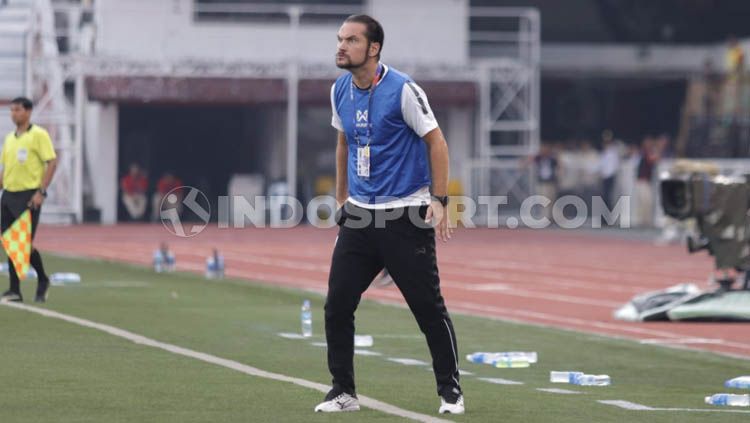 Sorotan tajam dari Velizar Popov melihat permainan anak asuhnya, Myanmar U-23 saat melawan Indonesia U-23 di ajang SEA Games 2019 Copyright: © Ronald Seger/INDOSPORT