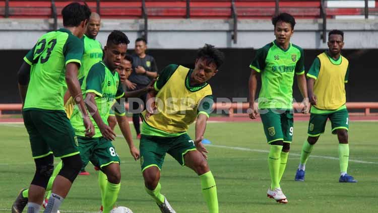 Pemain klub Liga 1 2019, Persebaya Surabaya saat mengikuti official training (OT) di Stadion GBT. Copyright: © Fitra Herdian/INDOSPORT