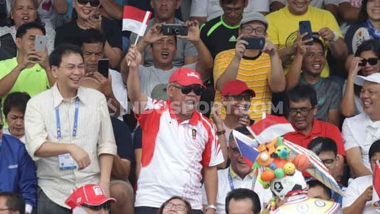 Menteri PUPR, Basuki Hadimuljono saat memberikan dukungan langsung untuk petenis Indonesia. Dia terlihat semangat berbaur dengan suporter Thailand di arena SEA Games 2019. Copyright: © Ronald Seger/INDOSPORT