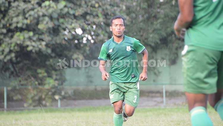 Sempat dilepas beberapa waktu lalu usai berakhirnya Liga 1 2021/2022, PSS Sleman akhirnya merekrut kembali bek kiri Syaiful Ramadhan. Copyright: © Aldi Aulia Anwar/INDOSPORT