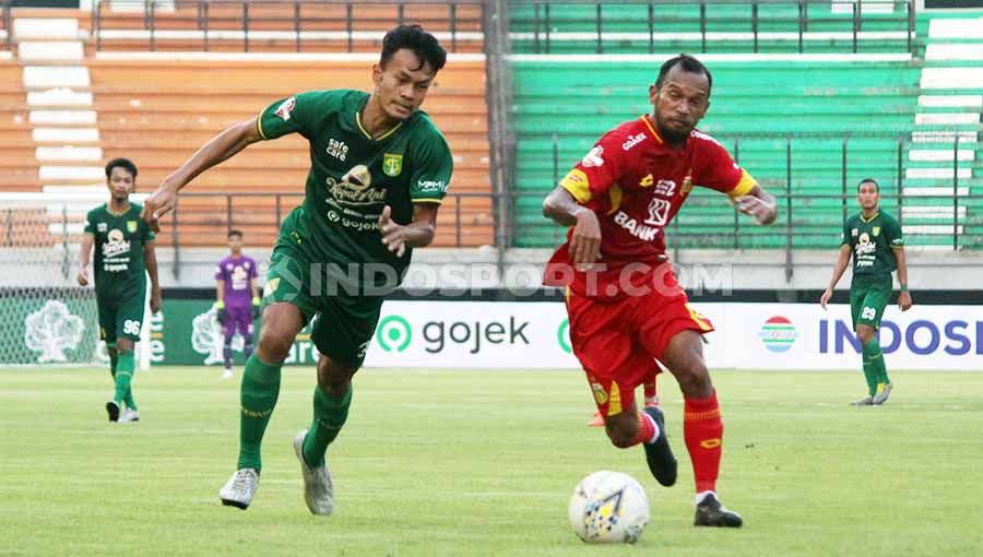 Koko Ari Araya (kiri) menjalani debut menggantikan Novan Setya Sasongko saat lawan Bhayangkara FC, Minggu (08/12/19). Copyright: © Fitra Herdian/INDOSPORT