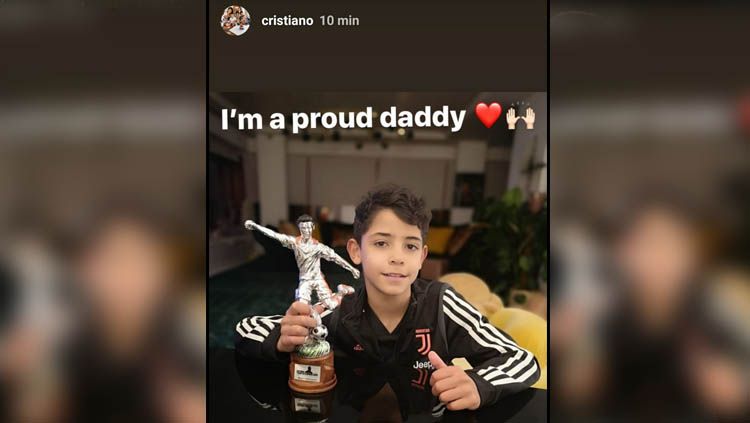 Pemain bintang Serie A Italia, Juventus, Cristiano Ronaldo merasa kagum dengan prestasi yang diukir anaknya, Ronaldo Jr Copyright: © Instastory Cristiano Ronaldo