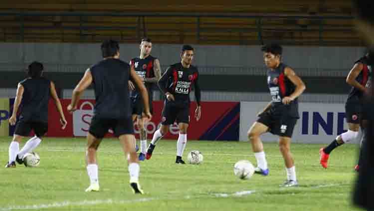 Official training PSM Makassar di Stadion Demang Lehman, Banjar Baru. Copyright: © Media PSM