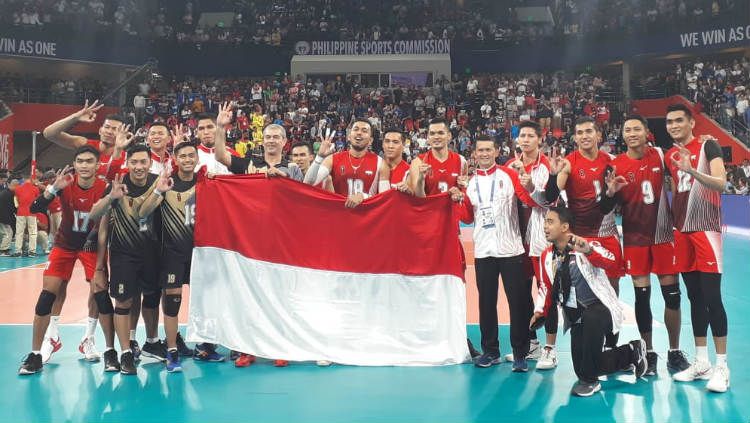 Salah satu pemain Timnas voli putra Indonesia, I Putu Randu Wahyu Pradana lakukan aksi tengil di depan fans tuan rumah usai pecundangi Filipina pada babak final SEA Games 2019. Copyright: © Media CDM