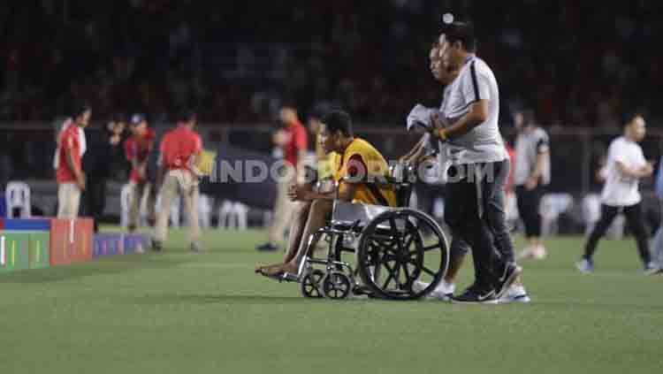 Playmaker Timnas Indonesia U-23, Evan Dimas tampak menggunakan kursi roda pasca kekalahan dari Vietnam di SEA Games 2019. Copyright: © Ronald Seger Prabowo/INDOSPORT