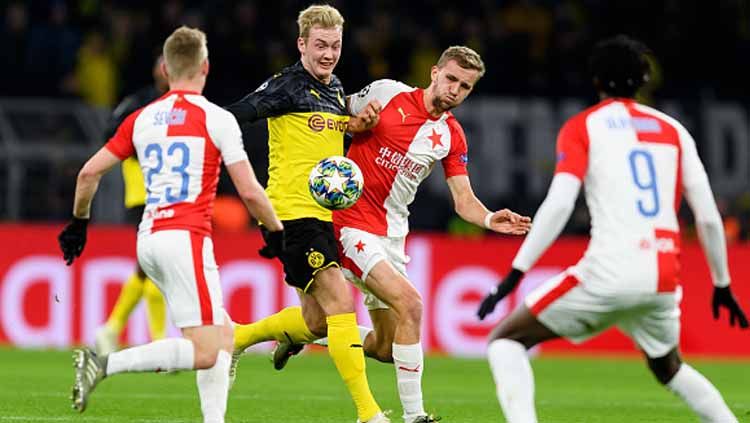 Duel pemain Borussia Dortmund vs Slavia Praha pada pertandingan Liga Champions 2019-2020 Grup F Copyright: © TF-Images/GettyImages
