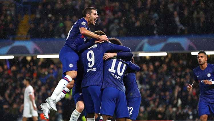 Selebrasi para pemain Chelsea usai memastikan diri lolos ke babak 16 besar Liga Champions 2019-2020 usai kalahkan Lille Copyright: © Clive Rose/GettyImages