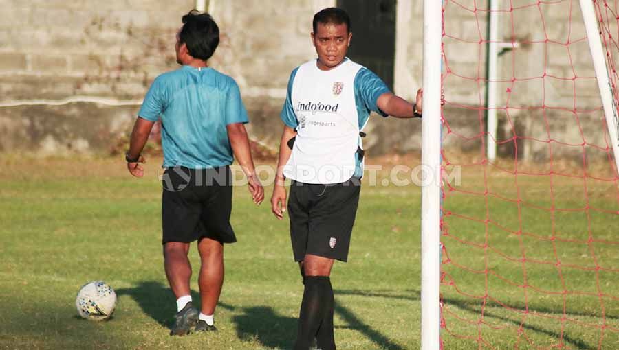 Asisten pelatih Bali United, Eko Purdjianto, memimpin latihan tim menjelang laga pembuka Piala AFC 2020. Copyright: © Nofik Lukman Hakim/INDOSPORT