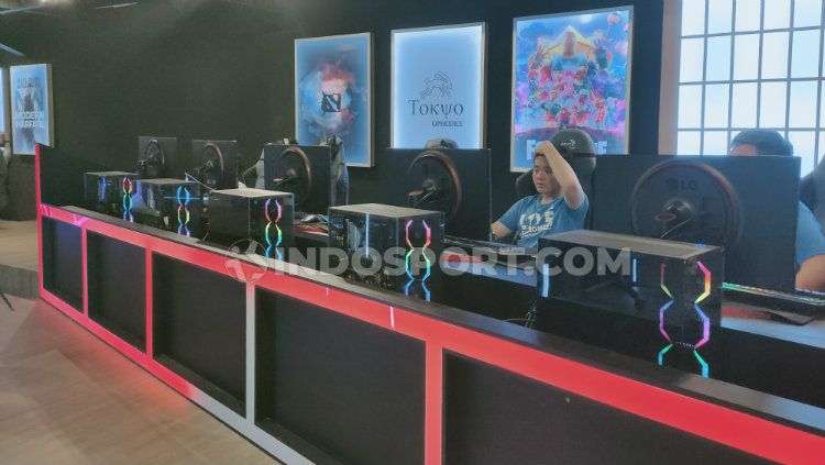 Pegiat eSports dan juga eks Youtuber, Reza Arap Oktovian baru saja merilis usaha barunya, yakni eSports Center bertajuk Tokyo Gamingspace di daerah Sunter, Jakarta Utara, Sabtu (07/12/19) lalu. Copyright: © Martini/INDOSPORT