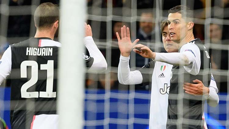 Striker Juventus, Cristiano Ronaldo tertangkap kamera mengamuk kearah penyusup lapangan usai pertandingan Liga Champions kontra Bayer Leverkusen. Copyright: © TF-Images/GettyImages