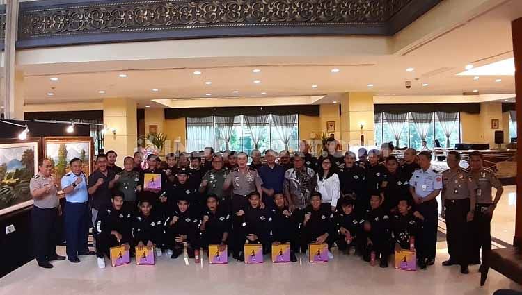 Ketua Umum PSSI, Mochamad Iriawan bersama seluruh penggawa Timnas Indonesia U-23 dalam evaluasi selepas SEA Games di Hotel Sultan Jakarta, Kamis (12/12/19). Copyright: © Zainal Hasan/INDOSPORT