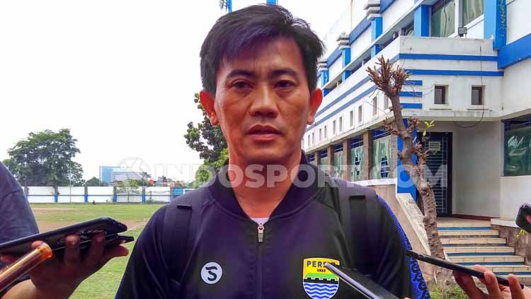 Pelatih fisik Persib Bandung, Yaya Sunarya, memberikan tanggapan mengenai kabar Barito Putera akan jadi lawan perdana mereka di kompetisi BRI Liga 1 2021-2022. Copyright: © Arih Rahman/INDOSPORT