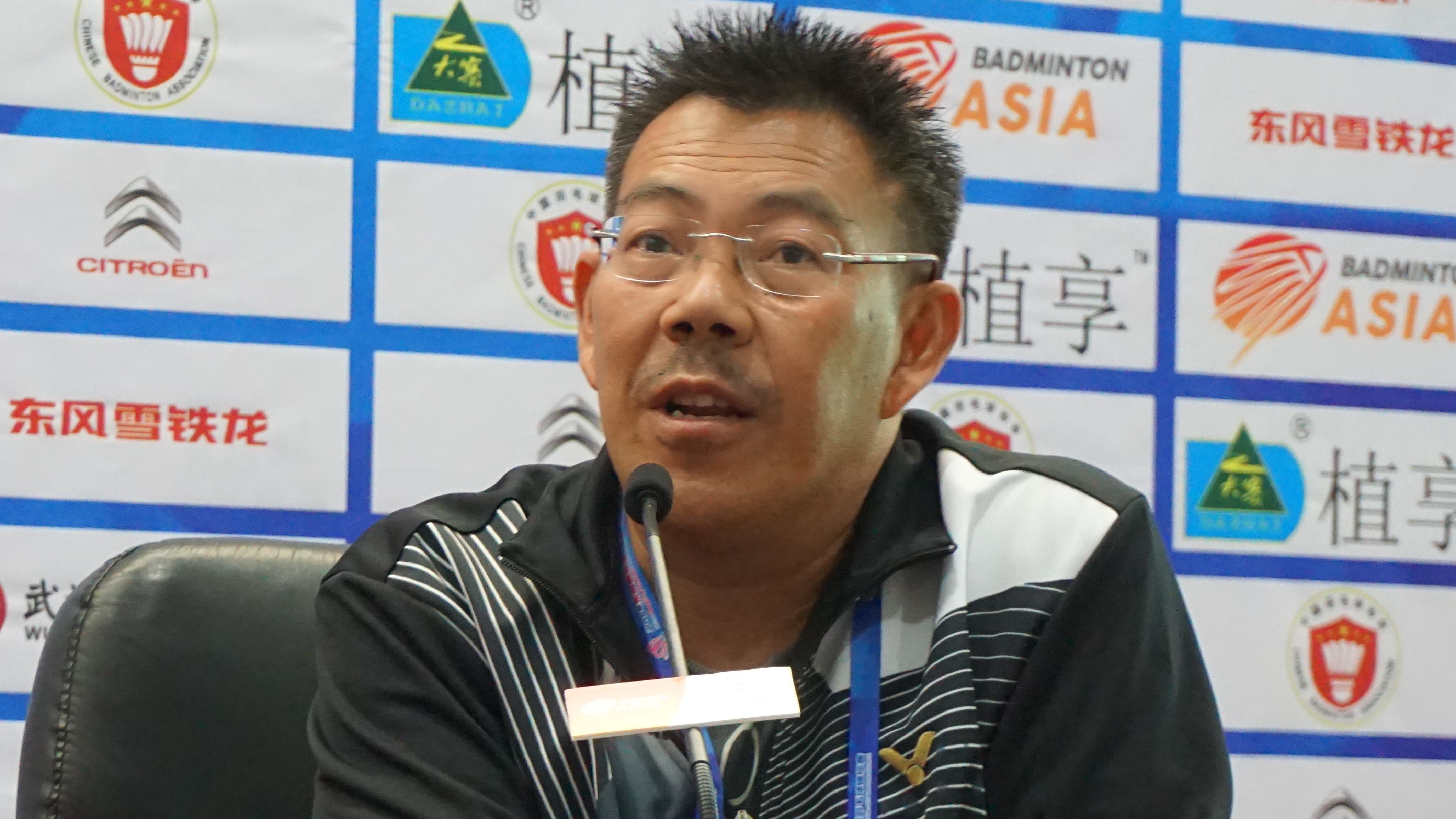 Bambang Rudy Roedyanto selaku anggota Dewan BWF asal Indonesia tak bosan mencolek Menteri Luar Negeri, Retno Marsudi karena berulang kali kerepotan masalah visa. Copyright: © badmintonasia.org