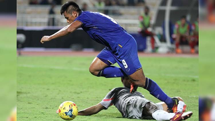 Siroch Chatthong berusaha melewati Kurnia Meiga pada laga Thailand vs Timnas Indonesia di final leg kedua Piala AFF 2016. Copyright: © Vichan Poti/Pacific Press/LightRocket via Getty Images