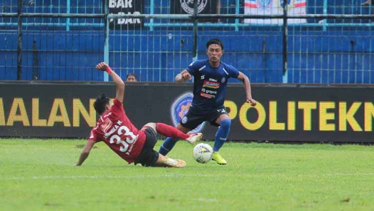 Bek sayap Arema FC, Johan Ahmad Farizi, optimistis tetap maksimal meskipun harus menjalani waktu recovery minim menjelang duel kontra Persebaya. Copyright: © Media Officer Arema FC