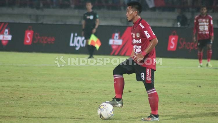 Gelandang senior Bali United, Muhammad Taufiq, beraksi dalam pertandingan Liga 1. Copyright: © Nofik Lukman Hakim/INDOSPORT