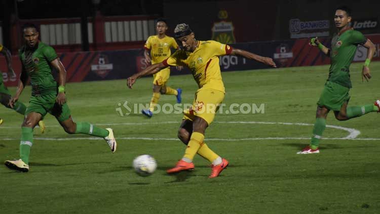 Bruno Matos mencoba melancarkan serangan ke gawang Kalteng Putra di Liga 1 2019. Copyright: © Herry Ibrahim/INDOSPORT