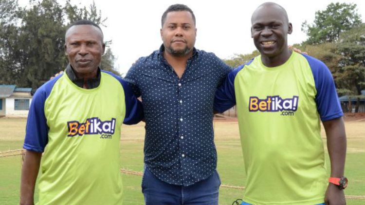 Mantan Pelatih Persebaya, Divaldo Alves Bersama Staff Kelepatihan Sofapaka FC Copyright: © sportika.co