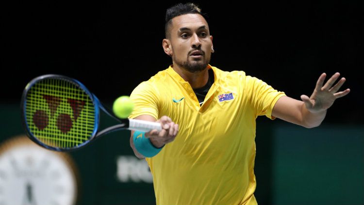 Alih-alih meminta maaf, Nick Kyrgios malah menyerang balik penonton yang dianggap mencemooh dirinya di venue All England Club. Copyright: © Alex Pantling/Getty Images