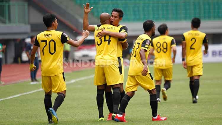 Indra Kahfi (tengah) berselebrasi setelah Anderson Salles mencetak gol ke gawang Semen Padang. Copyright: © Herry Ibrahim/INDOSPORT