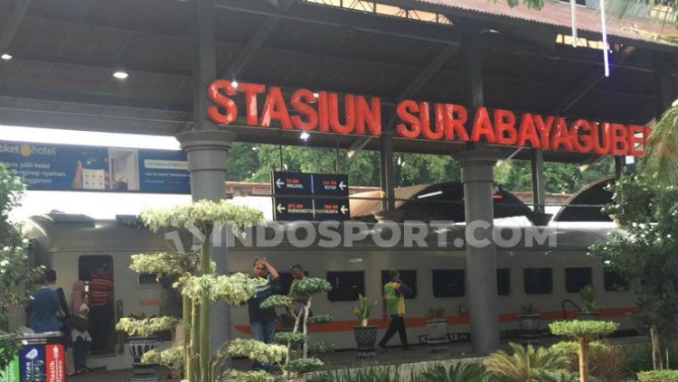 AC Kereta Api Ranggajati yang mengangkut manajemen Madura United mati di Stasiun Surabaya Gubeng, Rabu (18/12/19). Copyright: © Fitra Herdian/INDOSPORT