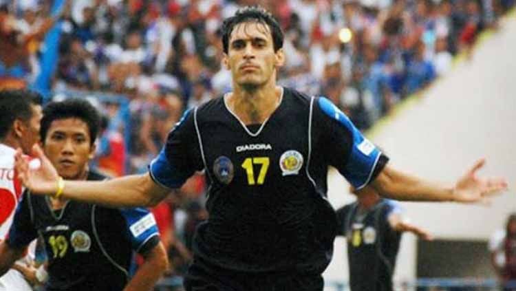 Eks gelandang asing Arema, Esteban Guillen, melakukan cara khusus dari Uruguay demi mewujudkan impiannya melatih klub Indonesia. Copyright: © new-qtaremania-blogspot.com