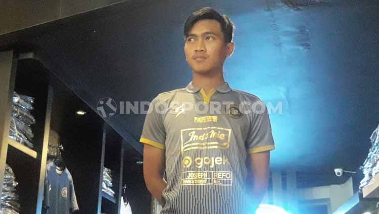 Pemain muda Arema FC, Jayus Hariono, mengaku semakin termotivasi untuk memberi kontribusi terbaiknya di Liga 1 musim depan, pasca mengenakan jersey baru yang diperkenalkan pada Jumat (20/12/19) siang. Copyright: © Ian Setiawan/INDOSPORT