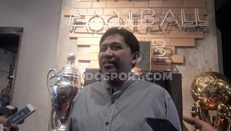 Sudarmaji (Media Officer), Jayus Hariono (pemain) & Tjiptadi Purnomo (Manajer Store) dlm acara launching jersey, Jumat (20/12/19). Copyright: © Ian Setiawan/INDOSPORT