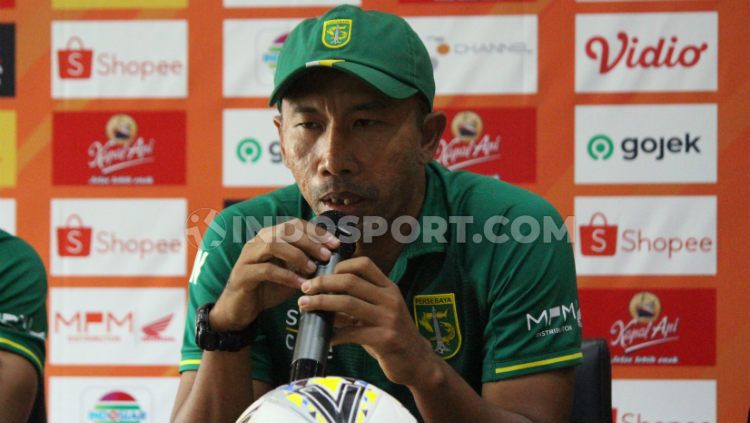 Uston Nawawi saat konferensi pers laga Liga 1 antara Persebaya vs Badak Lampung, Jumat (20/12/19). Copyright: © Fitra Herdian Ariestianto/INDOSPORT