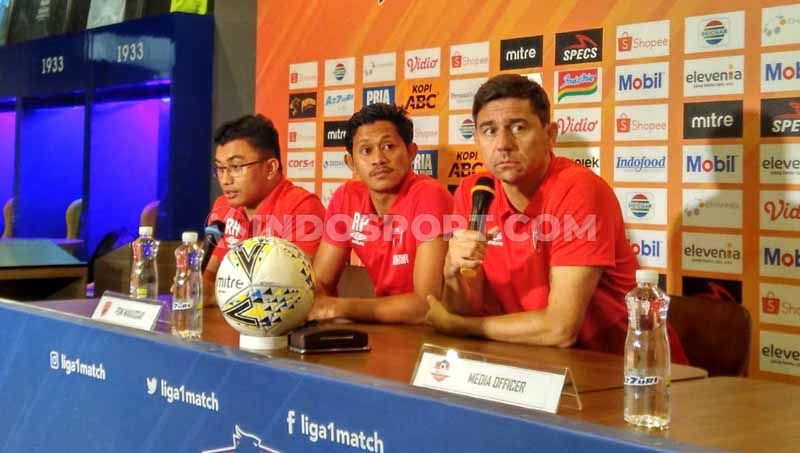 Pelatih PSM Makassar, Darije Kalezic (kanan) ditemani pemainnya Rizky Pellu (tengah) saat konferensi pers di Graha Persib, Jalan Sulanjana, Kota Bandung, Sabtu (21/12/2019). Copyright: © Arif Rahman/INDOSPORT