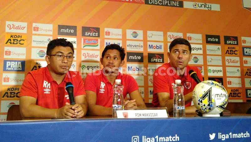 Pelatih PSM Makassar, Darije Kalezic (kanan) ditemani pemainnya Rizky Pellu (tengah) saat konferensi pers di Graha Persib, Jalan Sulanjana, Kota Bandung, Sabtu (21/12/2019). Copyright: © Arif Rahman/INDOSPORT