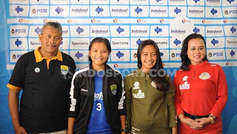 Perwakilan tim Persib Putri dan Tira Persikabo Kartini berfoto bersama saat konferensi pers jelang final leg pertama Liga 1 Putri di Graha Persib, Jalan Sulanjana, Kota Bandung, Sabtu (21/12/2019). Copyright: © Arif Rahman/INDOSPORT