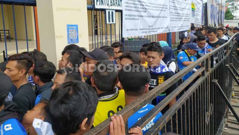 Ribuan Bobotoh mulai berdatangan ke Stadion Si Jalak Harupat, jelang kick off laga pamungkas Liga 1 2019 antara Persib Bandung vs PSM Makassar. Copyright: © Arif Rahman/INDOSPORT