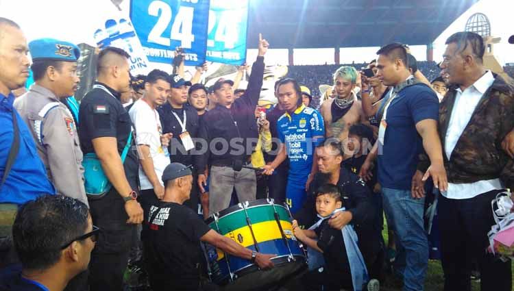 Pemain Persib Bandung, Hariono berpamitan kepada direktur utama PT PBB Glenn T Sugita di Stadion Si Jalak Harupat, Kabupaten Bandung, Minggu (22/12/2019). Copyright: © Arif Rahman/INDOSPORT