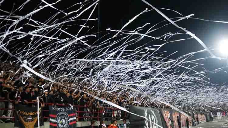 Ribuan roll paper dilemparkan suporter Bali United, North Side Boys (NSB) 12, pada awal laga pekan ke-34 Shopee Liga 1 2019 di Stadion Kapten I Wayan Dipta, Gianyar, Minggu (22/12/19). Copyright: © Nofik Lukman Hakim/INDOSPORT