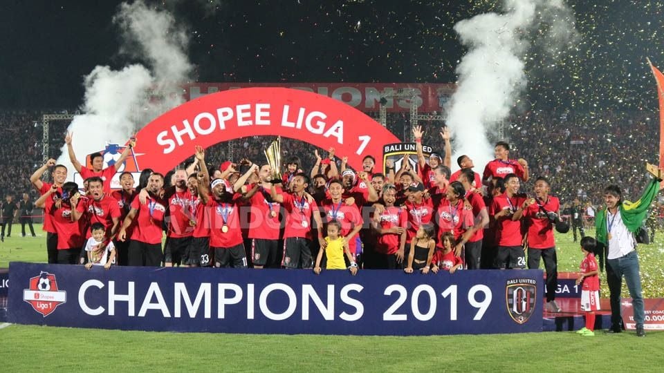Prosesi penyerahan trofi juara Liga 1 2019 kepada Bali United di Stadion Kapten I Wayan Dipta. Copyright: © Nofik Lukman Hakim/INDOSPORT