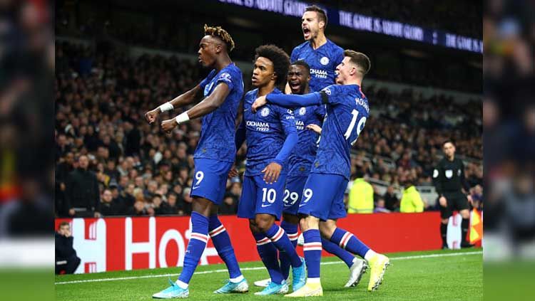 Selebrasi para pemain Chelsea usai Willian membobol gawang Tottenham Hotspur, Senin (23/12/119) dini hari. Copyright: &copy; Julian Finney/Getty Images