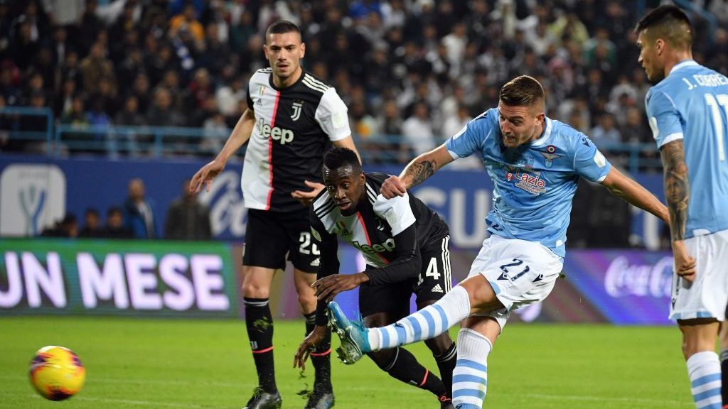 Momen Sergej Milinkovic-Savic lolos dari hadangan dan menendang bola ke gawang Juventus Copyright: © Marco Rosi/Getty Images