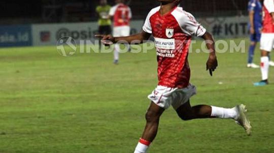 Gelandang Persipura Jayapura, Todd Rivaldo Alberth Ferre, dinobatkan INDOSPORT sebagai pemain muda terbaik BRI Liga 1 2021-2022 pekan ke-4. Copyright: © Ronald Seger Prabowo/INDOSPORT